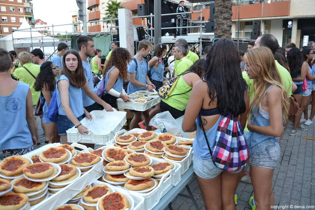 Día de los mayores en las fiestas de Dénia - reparto de cocas