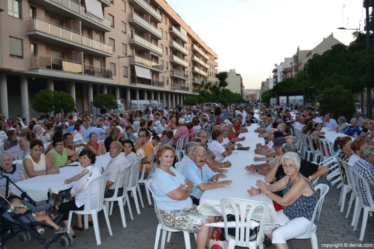 Día de los mayores en las fiestas de Dénia - cena en la calle la Vía