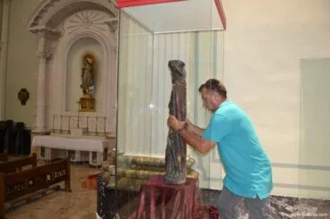 Paco Catalá coloca la talla en la urna