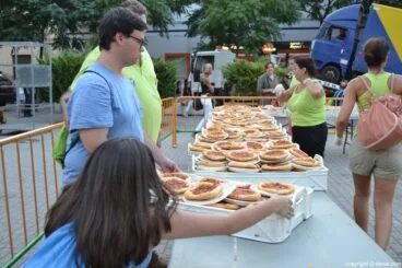 Día de los mayores en las fiestas de Dénia – reparto de cocas