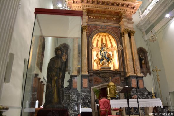 La talla de Sant Roc en el altar de la Iglesia de la Asunción
