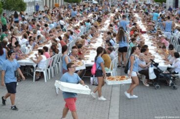 Día de los mayores en las fiestas de Dénia – reparto de cocas