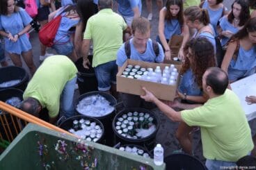 Día de los mayores en las fiestas de Dénia – reparto de bebida