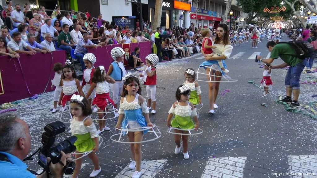 Carrozas Dénia 2015 - Comparsa infantil port Rotes