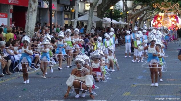 77 Carrozas Dénia 2015 Comparsa infantil port Rotes