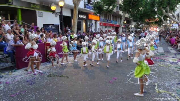 79 Carrozas Dénia 2015 Comparsa infantil port Rotes