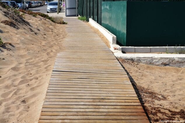 Acceso a la playa Les Bovetes