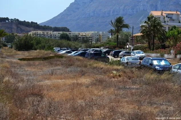 Acceso de vehículos en la playa de les Albaranes