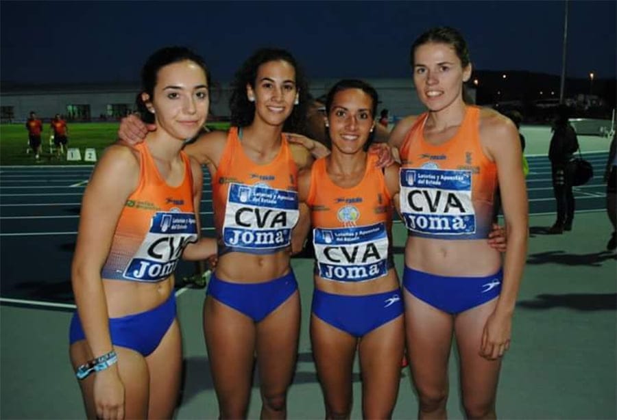 Aina Fornes con sus compañeras valencianas del relevo 4X400