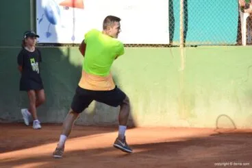Albert Alcaraz dando un golpe de reves