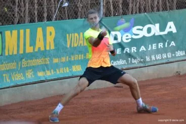 Albert Alcaraz golpeando una derecha