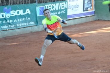 Albert Alcaraz realizando un gran esfuerso para conectar un golpe