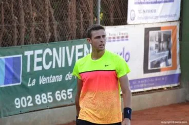 Albert Alcaraz serio tras jugar un punto