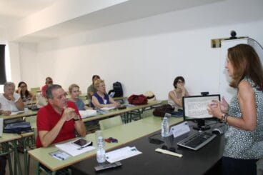 Alumnos escuchan interesados a los catedráticos