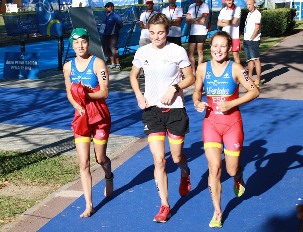 Andrea Fernández con sus compañeras de la Selección Española B