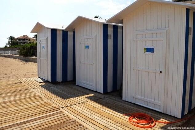 Aseos para discapacitados en la playa Les Bovetes