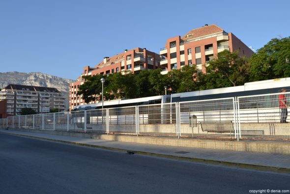 Aspecto actual del vallado de la estación de tren de Dénia