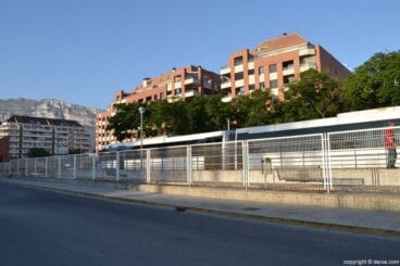 Aspecto actual del vallado de la estación de tren de Dénia