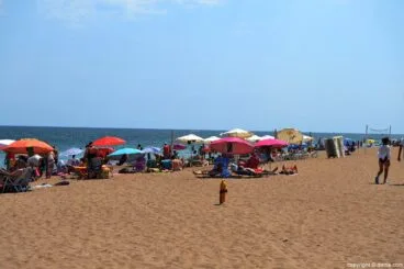 Bañistas en Dénia