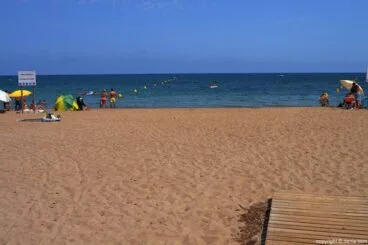 Canal de navegación en la playa de Les Marines
