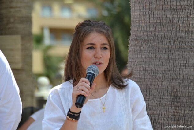 Carmen Ballesteros agradeciendo el detalle a Oliva Nova Golf