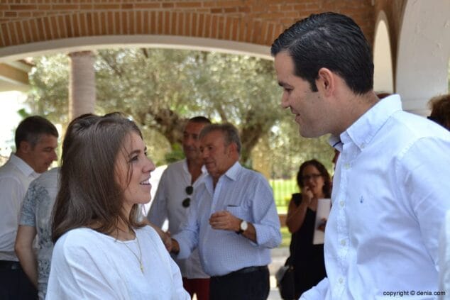 Carmen Ballesteros de charla con Luis Borho