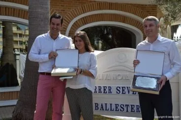 Carmen Ballesteros y David González enseñando sus placas
