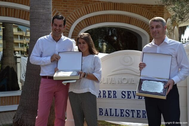Carmen Ballesteros y David González enseñando sus placas