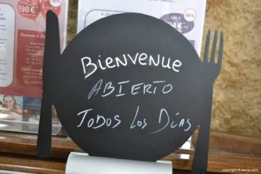 Cartel d ebienvenida en restaurante Luz y Mar