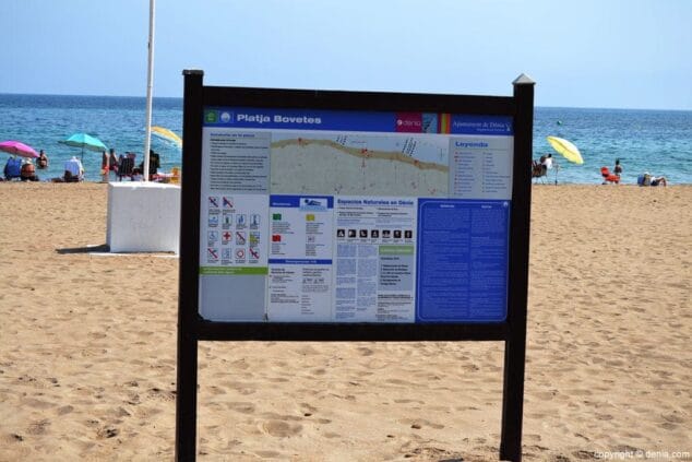 Cartel informativo Playa Les Bovetes