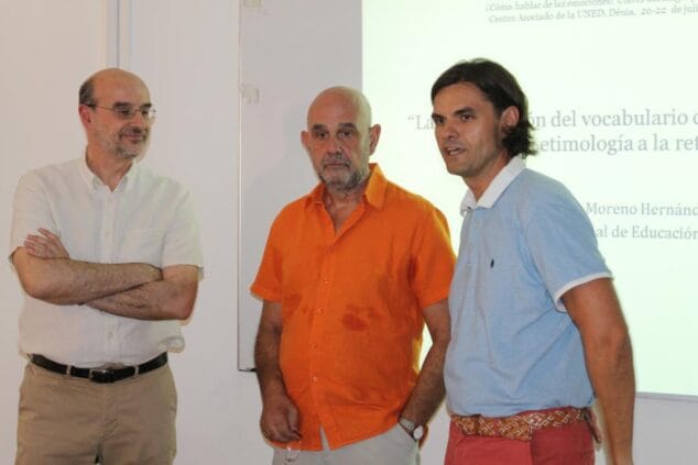 Catedráticos se encargan de impatir los cursos