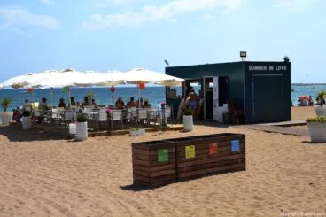 Chiringuito en la playa de Albaranes