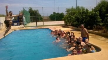 Comida de carrozas en la falla Campaments