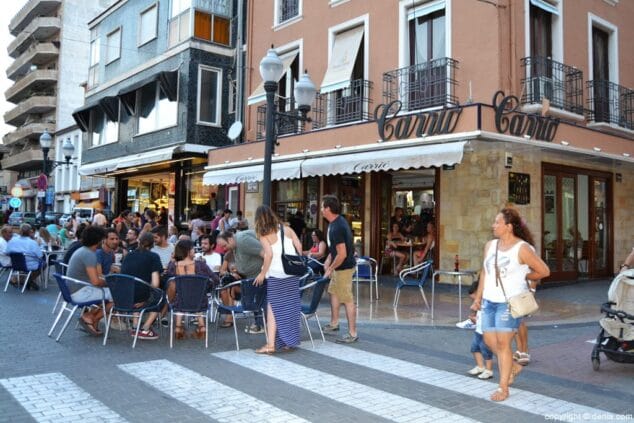El calor y la imaginación de los comerciantes protagonizan la Noche Abierta de Dénia 5 Cuatre Cantons en la Noche Abierta