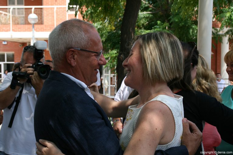 El alcalde Vicent Grimalt abraza a la consellea
