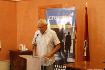 El alcalde Vicent Grimalt ha felicitado a los que han acabado los cursos