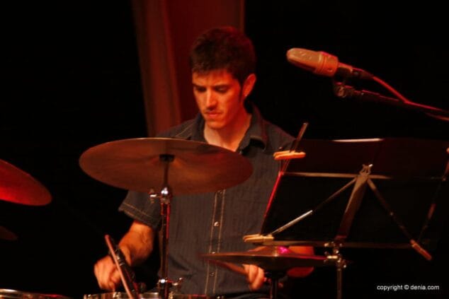 El más jóven el bateria del grupo