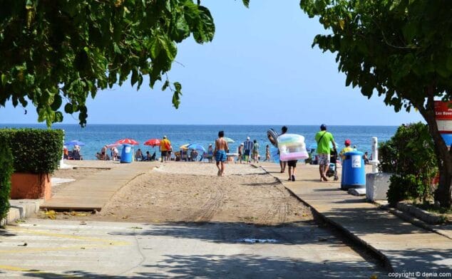 Entrando a la playa Les Bovetes