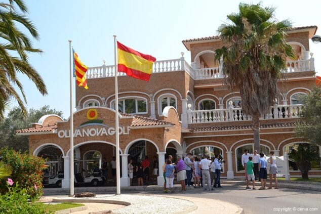 Fachada del Club Golf Oliva Nova