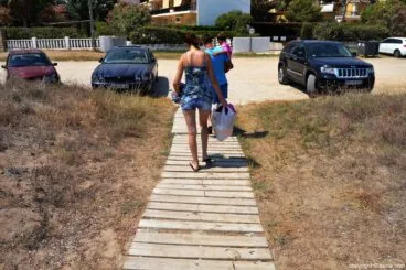 Familia en la playa de Les Albaranes