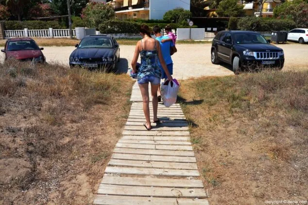 Familia en la playa de Les Albaranes