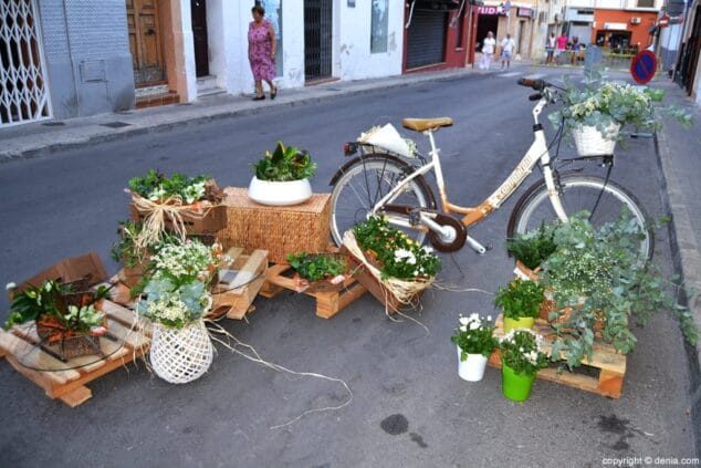 El calor y la imaginación de los comerciantes protagonizan la Noche Abierta de Dénia 9 Floristería Mandarina en la Noche Abierta