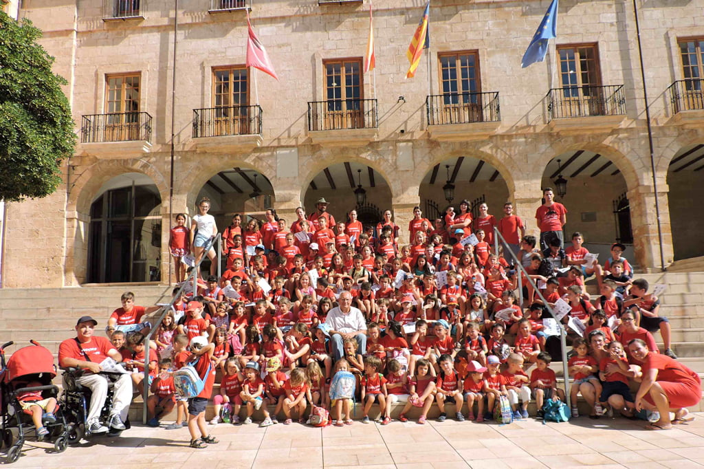 Foto de familia de los alumnos de la ludoteca en el Ayuntamiento