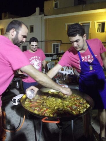 Ivan Llorens, president, hace la paella en el concurso de Deniers