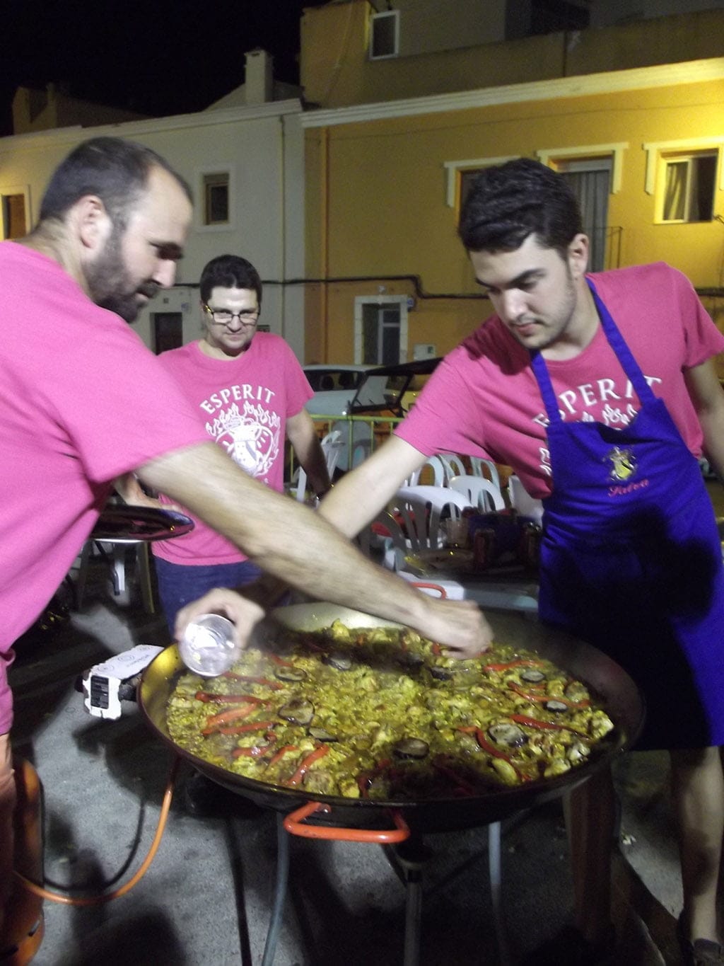 Ivan Llorens, president, hace la paella en el concurso de Deniers