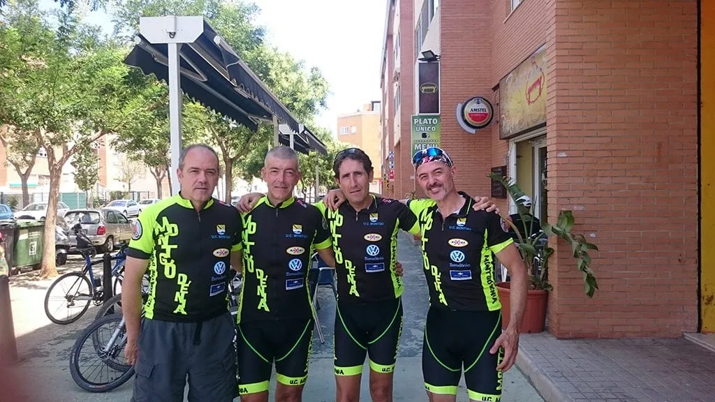 Javier Camarena con algunos miembros de su directiva