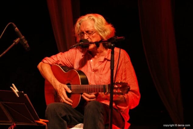 Jordi Fàbregas es el cantant principal