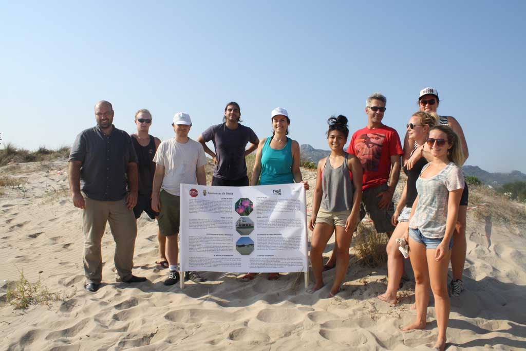 Josep Crespo junto a los voluntarios internacionales