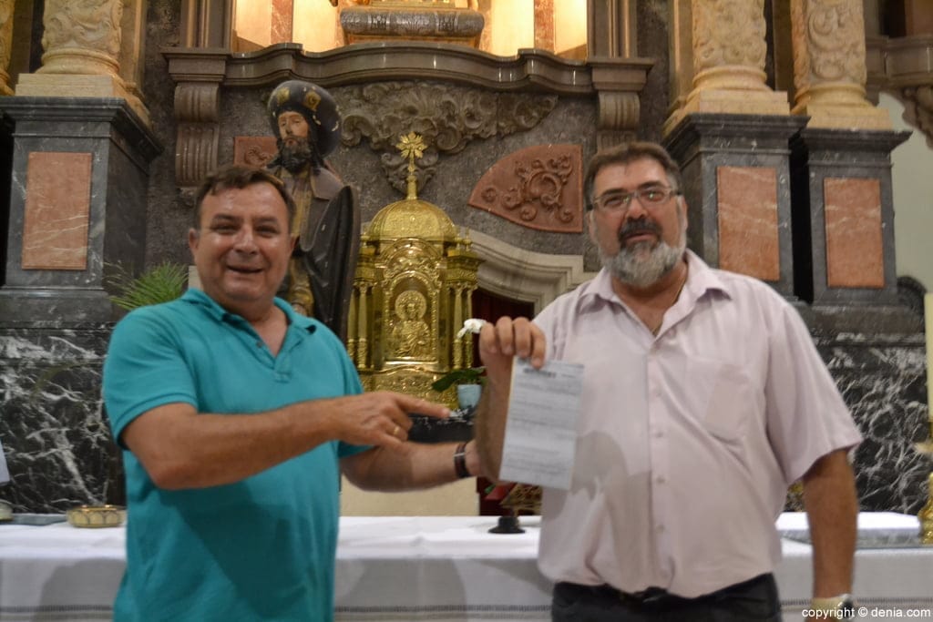 La talla de Sant Roc regresa a Dénia... y la policía multa al transportista 1 José Ronda y Paco Catalá muestran la multa
