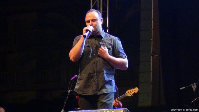 Juan José interpretó una canción en la sección de adultos